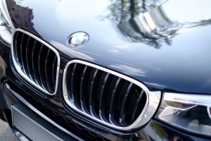 Rimuovere-graffi-ed-opacità-dalla-carrozzeria-auto
