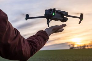 Un uomo tiene in mano un drone